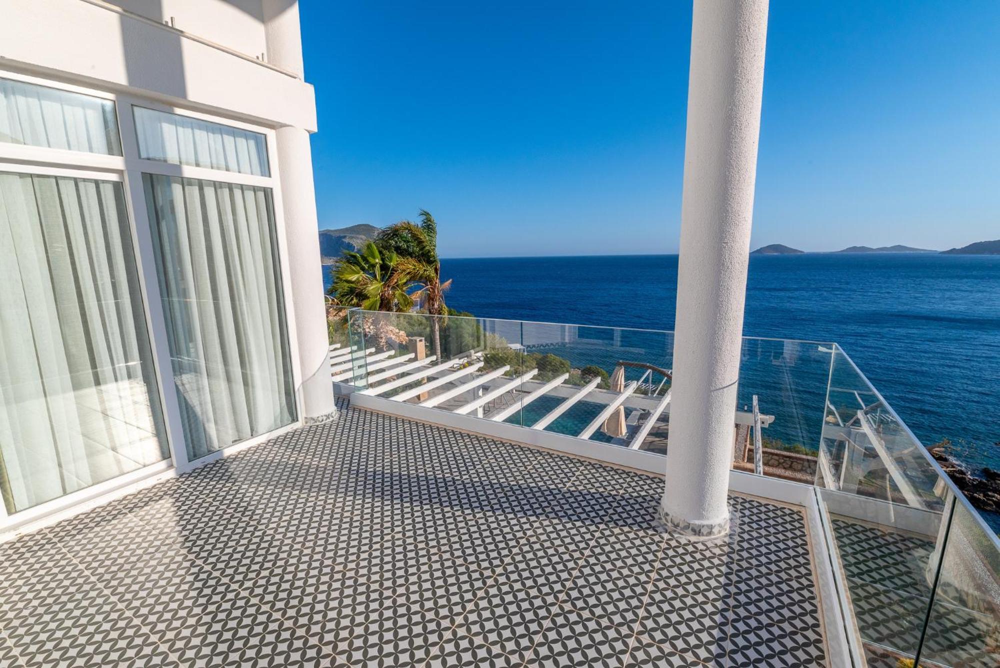 Beachfront White Villa With Private Swimming Pool 칼칸 외부 사진